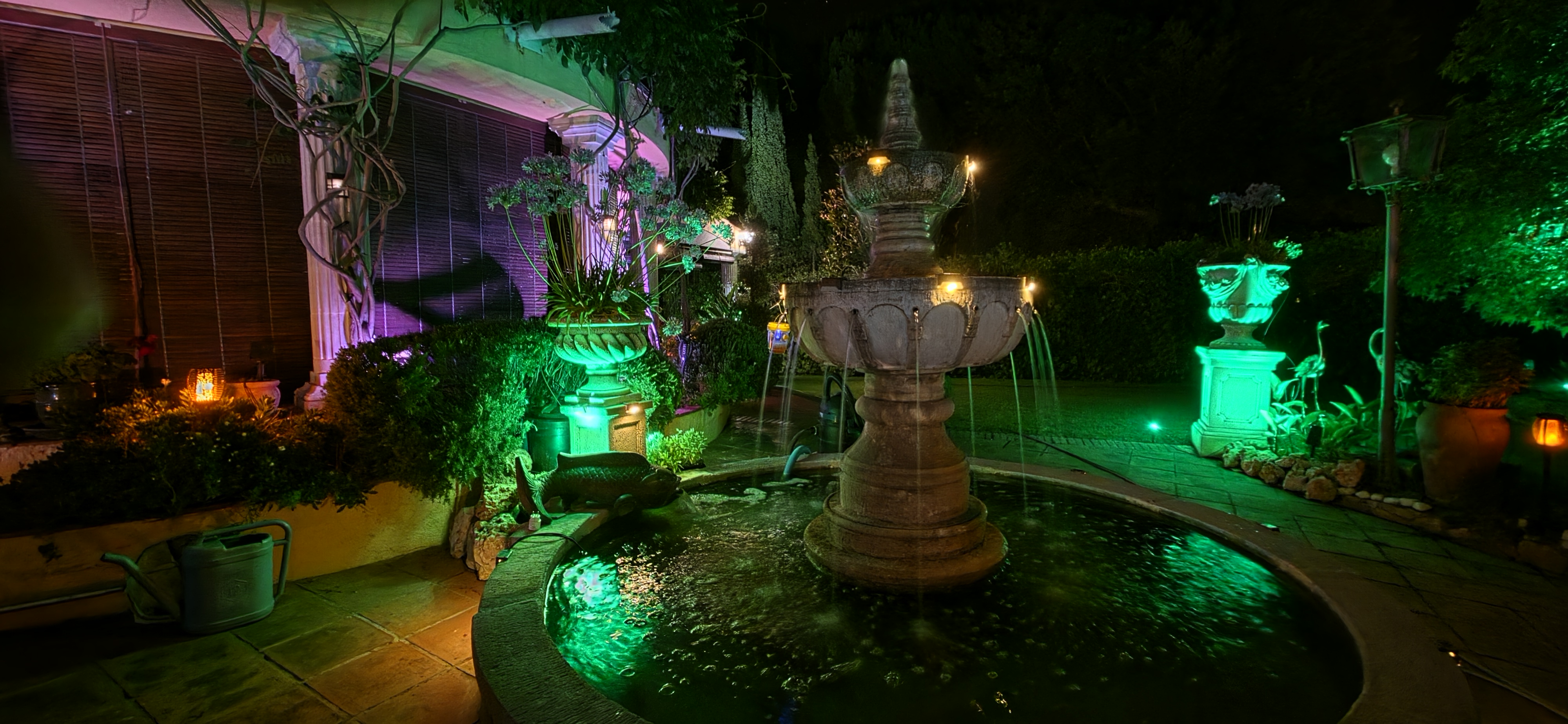 Can Carbonell - Fuente Escultórica Iluminada de Noche